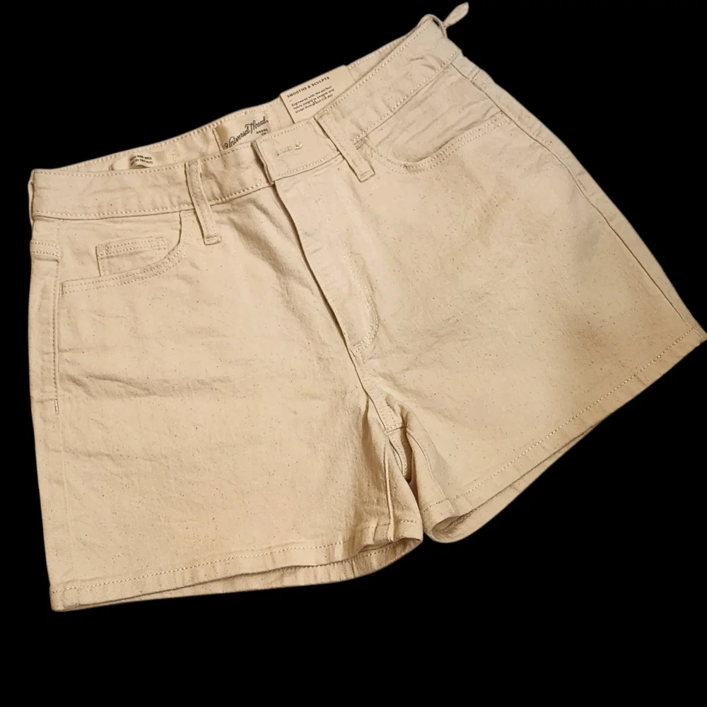 NWT Universal Thread Cream Shorts Size 4 - Picture 1 of 4